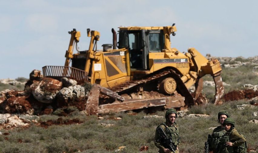 إصابة مواطن خلال تجريف الإحتلال أراضي المواطنين في اللبن الشرقية